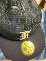エッセンシャルズ x NEW ERA 59FIFTY メッシュキャップ ネイビーのサムネイル
