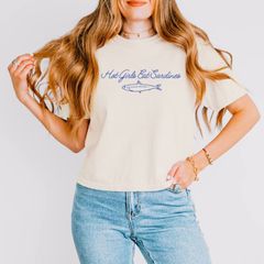 Simply Sage Market 레이디스 탑스 T셔츠 그래픽 Simply Sage Market Hot Girls Eat Sardines Cursive Womens Boxy Crop Top Graphic TShirt Iv