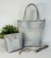 【裁縫ストア・ボヌール】大人かわいい　インド刺繍リボン金色ラメ入り　合成皮革マドンナ　シルバー　トートバック　ポーチ　サコッシュ　ショルダーバッグ　ハンドバッグ　ハンドメイド　ショルダーストラップ付き　ゴージャス / №500-865