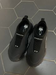 Oakley スニーカー factory サンダル 美品箱付き - メルカリ