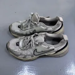 250 NIKE V2K RUN サミット 白 メタリック スニーカー 0522E