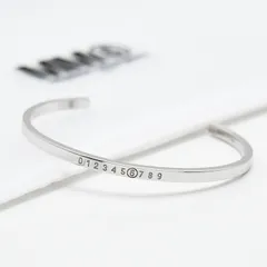 MM6 MAISON MARGIELA エムエムシックス メゾン マルジェラ ブレスレット アクセサリー Numeric ミニマルシグネチャー カフブレスレット SM7UY0054 SV0310 メンズ シルバー ロゴ ギフト 真鍮 バングルのサムネイル