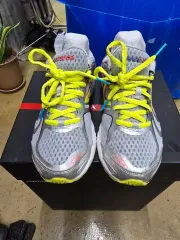 ニューバランス 1080V4 235のサムネイル