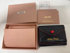 中古美品正規品　MIUMIU 黒 ラブレター ハート マドラス 折り財布 ミニウォレットのサムネイル