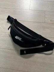 ナイキ スリングバック ヒップバッグ (ブラック)のサムネイル