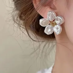 人工 パール  バロック 真珠風 ピアス 人工 真珠 おしゃれ フォーマル 上品 スタッド 花びら  大ぶり ホワイト ゴールド フェミニン 韓国 アクセサリー 花 フラワー レディース かわいい 可愛い