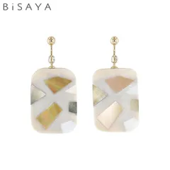 ＜BiSAYA＞ イヤリング シェル×スクエア BAE0012-IV（アイボリー）のサムネイル