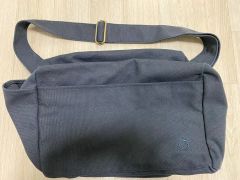 美品】ビサイユレザーアクセント はっ水クロスボディショルダーバッグ 