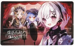【中古】卓上マット 02.桜羽エマ＆橘シェリー＆遠野ハンナ(描き起こしイラスト) プレミアムマルチラバーマット 「魔法少女ノ魔女裁判 POP UP SHOP in HMV＆BOOKS」のサムネイル