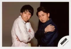 【中古】生写真(ジャニーズ) 嵐/二宮和也・大野智/横型・上半身・衣装ピンク・黒・二宮腕組み/シングル「カイト」MV＆ジャケ写オフショット/公式生写真