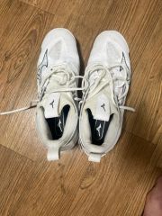 ミズノ バレーボールシューズ 23cm 未使用品 つま先蛍光灯焼けあり