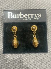 未使用長期保管品です☺︎BURBERRY/バーバリーピアス(両耳) - メルカリ