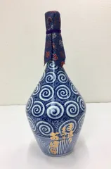 【未開栓/古酒】希少 本格芋焼酎 手造り さつまおはら 陶器ボトル 蛸唐草文様 大徳利 高さ：約35cm 1800ml 35度 本坊酒造 　 K0528のサムネイル