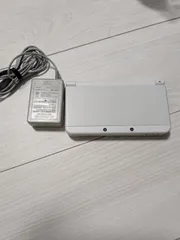 흰색 충전기가 달린 새로운 닌텐도 3DS 본체, 작동 확인