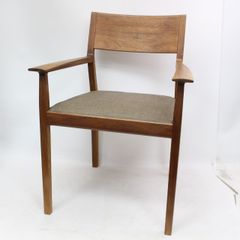 「美品」ゆったり木製アームチェア「日田工芸」 座面-背当てベージュの本革製 美品」ゆったり木製アームチェア「日田工芸」 座面-背当てベージュの本