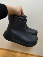 Crocs Classic クラッシュ ブーツ ブラックのサムネイル