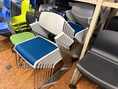 コクヨ スタッキングチェア 2脚セット - メルカリ