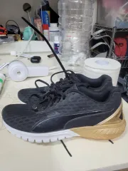 プーマ イグナイト ブラック/GOLD スポーツシューズ 230のサムネイル