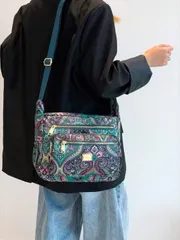 バッグ レディース ショルダーバッグ 1個 レディース ヴィンテージナイロン生地 カラフルプリント カラーブロック ショルダーバッグ ワイドストラップ マルチポケット、カラフルなレディースバッグ