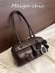 バッグ レディース ショルダーバッグ この女性用ショルダーバッグは、純粋なブラウンのPU素材で作られており、ファッショナブルな外観をしています。文字のデコレーションと黒いリボンのペンダントで飾られています。高級デザ