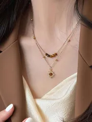 ジュエリー レディース ネックレス ヴィンテージゴールドひまわりとタイガーアイのネックレス、重ね着けデザイン、セーターに合わせやすい、秋冬の鎖骨チェーンアクセサリー
