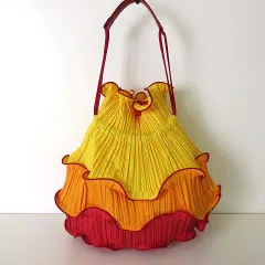 イッセイミヤケ ISSEY MIYAKE FETE フェット バッグ 巾着 ハンドバッグ ポーチ プリーツ加工 フリル ギャザー マルチカラー 黄色 イエロー オレンジ 赤 レッド かばん 鞄 カバンのサムネイル