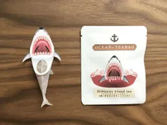 オーシャンティーバッグ 襲い来るサメのティーバッグ ブレンドハーブティー（ローズヒップ ハイビスカス） 3個入 鮫 サメ 水族館 海 生き物 おやつ 紅茶 ティ－バッグ ティータイム お家時間 かわいい プレゼント 手土産 プチギフト ギフト メール便送料無料のサムネイル