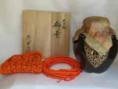 （皐月）平安 萬代草山作 天目釉 飾壷  《 三本紐 ・網紐・覆裂》『 飾紐解説書付 』【中古・美品・税込・送料込】のサムネイル
