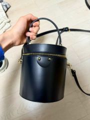 VIVIESTAの丸型本格レザーショルダーバッグ 蜜蜂模様 - メルカリ