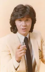 【中古】生写真(男性) 西城秀樹/バストアップ・制服・指差し・背景ベージュ・サイズ(85×135)/マルベル堂 プロマイド(ブロマイド)のサムネイル