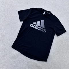 アディダス♦️スパンコールTシャツ♦️ブラック色♦️新品♦️ユニ 
