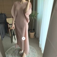 新品 黒系 プリントボリュームトップス☆プリーツプリーズ では 