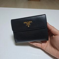 PRADA 三つ折り財布 ブラック サフィアーノレザー - メルカリ