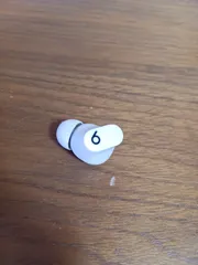 Beats Studio Buds ホワイト　左耳のみのサムネイル