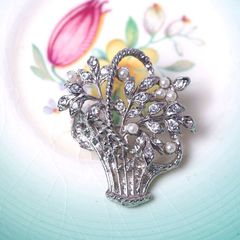 昭和レトロ K18 花籠 ブローチ - メルカリ