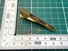 ネクタイピン チェーン付き タイバー 和柄 蒔絵風 梅 金彩 ゴールド ブラウン