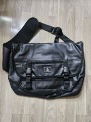 美品】COACH ヘリテージ メッセンジャーバッグ シグネチャー PVC 黒色