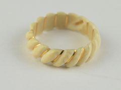 14K ゴールド アイボリー ツイスト バングル - メルカリ