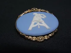 ■美品■ WEDGWOOD ウェッジウッド ジャスパー カメオ ブローチ ピンバッジ アクセサリー ライトブルー系×ゴールド系 DN3747のサムネイル