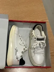 GUESS スニーカーのサムネイル