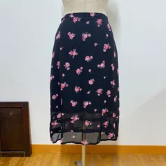 黒地にピンクの花柄シアースカートのサムネイル
