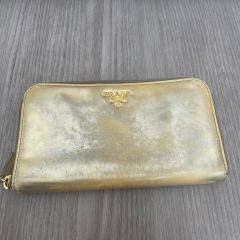 Jjj 様専用】PRADA サフィアーノ 二つ折り財布 ゴールド - メルカリ