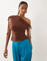 エイソス レディース トップス シャツ アシンメトリー ASOS DESIGN slinky asymmetric top with beaded ties in chocolate チョコレートのサムネイル