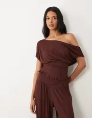 エイソス レディース トップス シャツ ASOS DESIGN mix match crinkle shirred off shoulder top in chocolate チョコレートのサムネイル