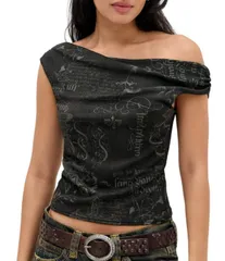 アーバンアウトフィッターズ レディース トップス シャツ プリント クロップド BDG Urban Outfitters Fia Printed Cropped Top Grungeのサムネイル