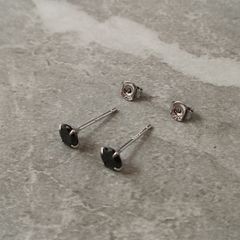 ブラックストーン 4mm スタッドピアス（両耳用） 2セット - メルカリ