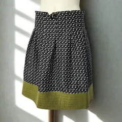 プリングル1815 PRINGLE 1815 SCOTLAND　シルク×コットンランダムプリーツ/ウール×レーヨンライン デザイン切替 フレアスカート　ブラックドット/オリーブグリーン　レディースのサムネイル
