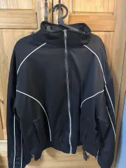 黒いジャケットのサムネイル