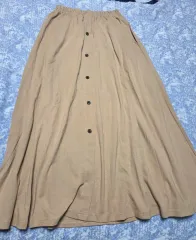 ベージュ ロング スカート ボタン デザインのサムネイル