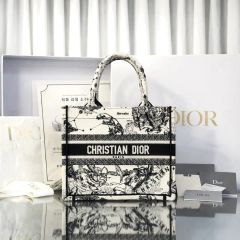 ノベルティChristian Dior Book Tote バッグ - メルカリ